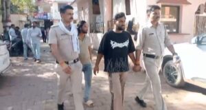 बीच बाजार हीरो बनने के फेर में परिवार को पीटा, कोतवाली पुलिस ने एक आरोपी दबोचकर निकाला जुलूस