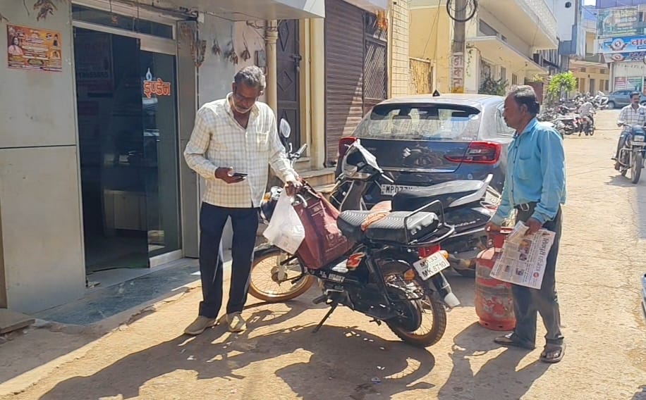 ईरान वर्सेस अमेरिका-इजरायल के युद्ध ने शिवपुरी में बढ़ाई गैस सिलेंडरों की कालाबाजारी