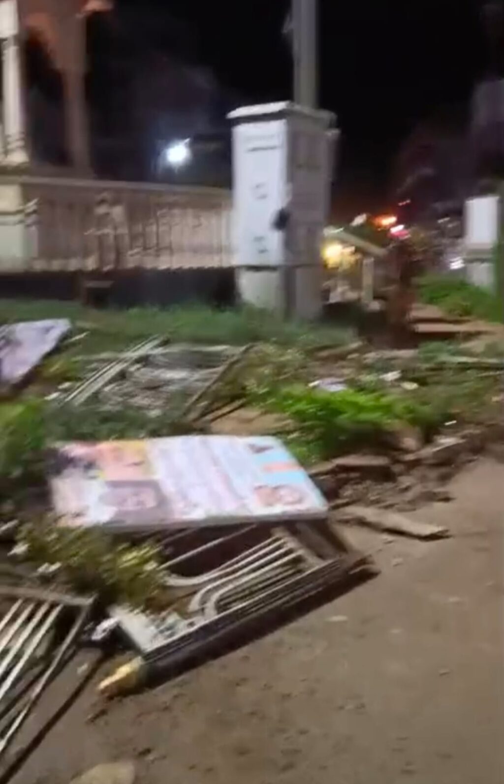 तेज रफ्तार स्कॉर्पियो ने उड़ाई माधव चौक:पार्क की जालियां, दो माह में दूसरी बार टूटी, हादसा या खुन्नस