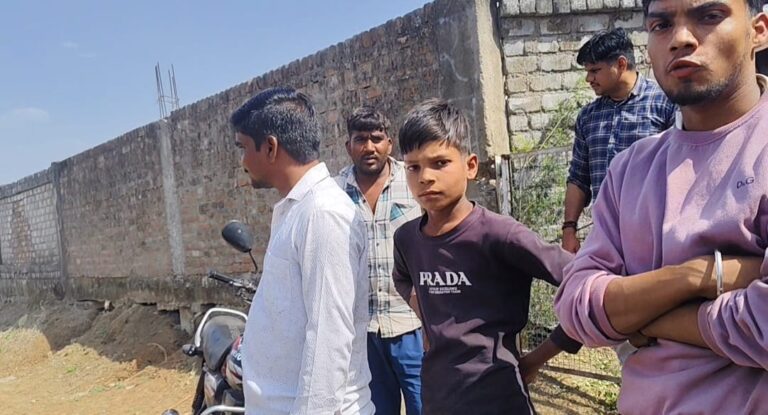 शिवपुरी के वार्ड क्रमांक 1 में जब नपा ने नहीं बनवाई सड़क, तो स्थानीय लोगों ने चंदा कर शुरू किया सड़क निर्माण