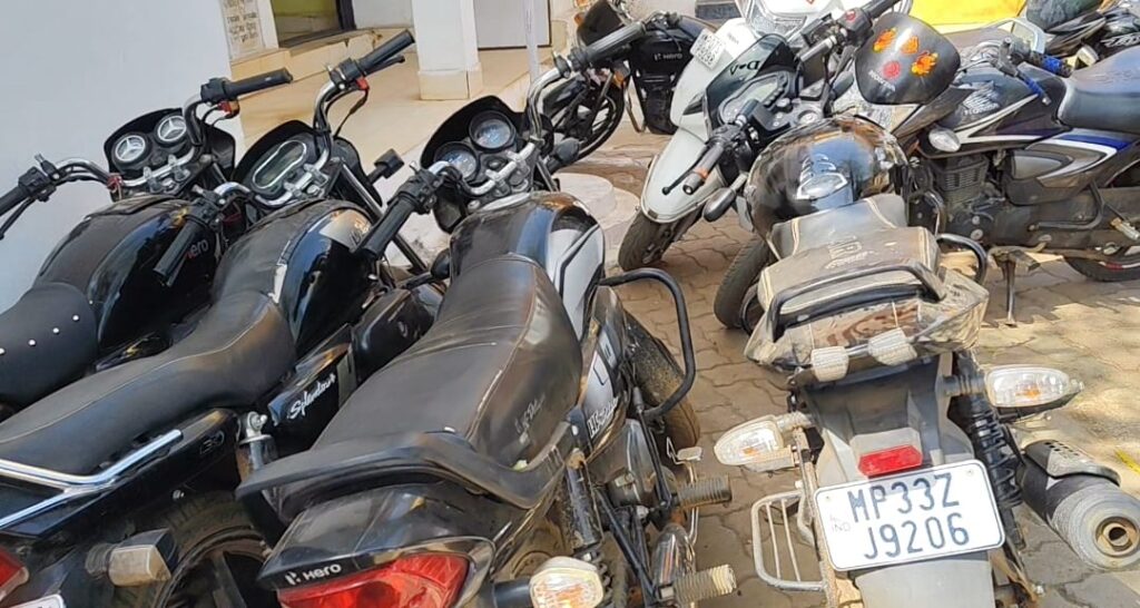 भूत पुलिया के सामने घर में घुसे चोर, परिजनों के जागने पर कूदकर भागे, पीछा किया तो साथियों के साथ पथराव किया