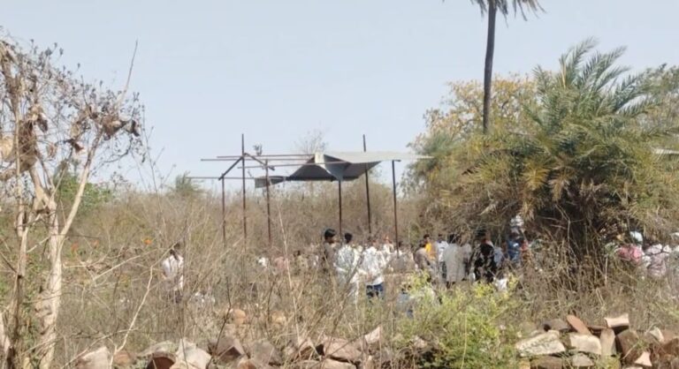 जिस विधानसभा के पिता विधायक, बेटी गांव की सरकार की मुखिया, वहां मुक्तिधाम में हवा हुई टीनशेड, पाइप उखड़े