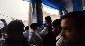 मौसम ने दिखाया विकराल रूप, मेगा हेल्थ कैंप में मची भगदड़, स्वागत का बोर्ड गिरने से रास्ता बंद