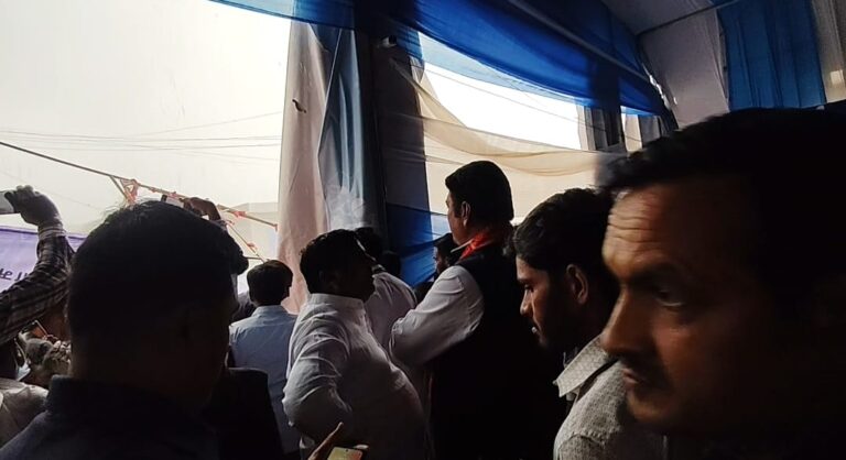 मौसम ने दिखाया विकराल रूप, मेगा हेल्थ कैंप में मची भगदड़, स्वागत का बोर्ड गिरने से रास्ता बंद