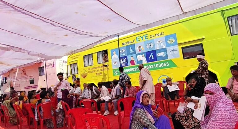 देश के महानगरों से आए धरती के भगवानों ने जब मरीज से कहा कि सब ठीक है, यह सुनकर ही मरीज ठीक होने लगे