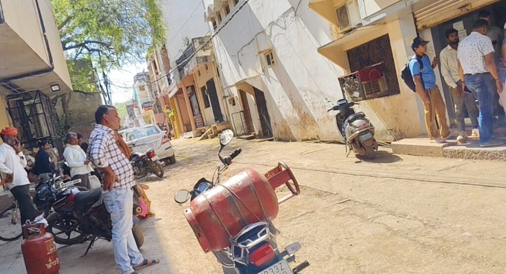 संकट रसोई गैस का: आधा पकाए आधा कच्चा बना रहीं खाना, देर तक चाय न खोलने से उसका स्वाद भी बिगड़ा