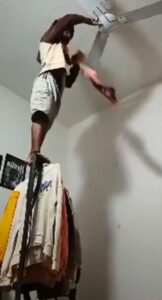 इंस्टाग्राम पर आया लाइव, दोस्तों को दी फ्लाइंग किस, फंदा लगाने चढ़ा, दोस्त बचाने दौड़े, कुछ पल पहले ही छोड़ गया दुनिया