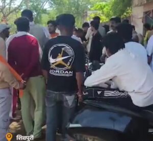 इंस्टाग्राम पर आया लाइव, दोस्तों को दी फ्लाइंग किस, फंदा लगाने चढ़ा, दोस्त बचाने दौड़े, कुछ पल पहले ही छोड़ गया दुनिया