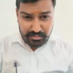 जी-हुजूरी से डीईओ बने विवेक को यह भी पता नहीं, कि विधायक की शिकायत पर शिक्षक को सीधे निलंबित नहीं करते न्यायालय ने 14 दिन में ही दिया स्टे, साथ ही सिखाया पाठ, ऐसे नहीं कर सकते निलंबित शिवपुरी। जिले के पोहरी विकासखंड में पदस्थ शासकीय शिक्षक साकेत पुरोहित को एक वीडियो के फेर में पिछोर विधायक की शिकायत पर जिला शिक्षा अधिकारी विवेक श्रीवास्तव ने निलंबित कर दिया। निलंबन का कारण, शिक्षक की मिमिक्री से अशांति फैलान बताया। साकेत की वो वीडियो तो पूरे देश में वायरल हो गई, तो फिर डीईओ के हिसाब से तो देश में ईरान जैसे हालात बन जाने चाहिए थे। पिछोर निवासी शिक्षक साकेत के निलंबन पर न्यायालय ने स्टे देते हुए जिला शिक्षा अधिकारी को यह नसीहत भी दी है, कि किसी भी शासकीय कर्मचारी को निलंबित करने की एक प्रक्रिया होती है, जिसका पालन करना जरूरी होता है। बिना प्रक्रिया पूरी किए, सीधे ही निलंबित करने का उन्हें कोई अधिकार नहीं है। जीहुजूरी की दम पर शिक्षा विभाग के मुखिया बने विवेक श्रीवास्तव ने शिक्षक साकेत को निलंबित करने के पीछे जो कारण लिखा, वो भी कम चौंकाने वाला नहीं था। उन्होंने तो पिछोर विधायक की शिकायत को सरकार का आदेश मानते हुए निलंबन आदेश में लिखा था कि शिक्षक के ऐसे वीडियो से क्षेत्र में अशांति फैल सकती है। जबकि साकेत का यह वीडियो पूरे देश में न केवल वायरल हो गया, बल्कि विधानसभा में नेता प्रतिपक्ष उमंग सिंघार ने भी इस कार्यवाही को गलत ठहराया। यदि डीईओ के कारण को सही माना जाए, तो अभी तक देश में युद्ध के हालात निर्मित हो जाने चाहिए थे। नियमाविरुद्ध चल रहे प्राइवेट स्कूलों पर चुप्पी एक तरफ जहां डीईओ सत्ताधारी दल के नेताओं के आदेश का इस तरह अक्षरश पालन कर रहे हैं, मानों वो डीईओ नहीं, उनके सेवक हों। जबकि जिला मुख्यालय पर नियम विरुद्ध प्राइवेट स्कूल धड़ल्ले से संचालित हो रहे हैं, लेकिन सांठगांठ के चलते उन पर कोई कार्यवाही नहीं कर रहे। शिवपुरी में कुत्तों का आतंक, 5 को काटा शिवपुरी शहर में आवारा कुत्तों का आतंक सिर चढ़कर बोल रहा है। बीते शुक्रवार की शाम सईसपुरा में 14 वर्षीय किशोरी सायना खान को उस समय एक कुत्ते ने पैर में काट लिया, जब वो बच्चों को दादी के घर छोड़ने के लिए पैदल जा रही थी। सायना के पैर में कुत्ते ने इतना गहरा जख्म दिया कि उसमें दो टांके लगे हैं। बताते हैं कि सायना के बाद उसी कुत्ते ने 4 अन्य बच्चों की भी काटकर लहूलुहान कर दिया। शिवपुरी नपा कुत्तों की नसबंदी का समाचार छपवाने के बाद चुप्पी साधे बैठी है, और शहरवासी दहशतज़दा हैं।