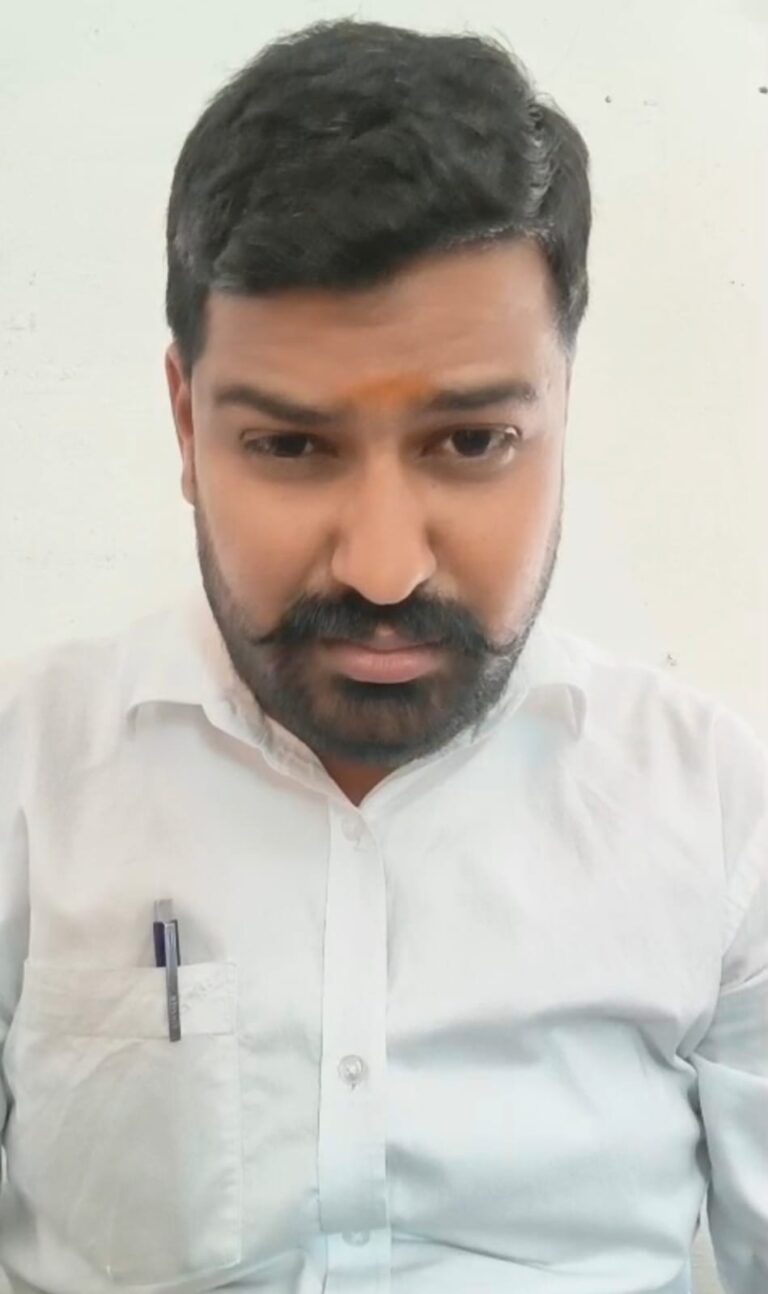 рдЬреА-рд╣реБрдЬреВрд░реА рд╕реЗ рдбреАрдИрдУ рдмрдиреЗ рд╡рд┐рд╡реЗрдХ рдХреЛ рдпрд╣ рднреА рдкрддрд╛ рдирд╣реАрдВ, рдХрд┐ рд╡рд┐рдзрд╛рдпрдХ рдХреА рд╢рд┐рдХрд╛рдпрдд рдкрд░ рд╢рд┐рдХреНрд╖рдХ рдХреЛ рд╕реАрдзреЗ рдирд┐рд▓рдВрдмрд┐рдд рдирд╣реАрдВ рдХрд░рддреЗ рдиреНрдпрд╛рдпрд╛рд▓рдп рдиреЗ 14 рджрд┐рди рдореЗрдВ рд╣реА рджрд┐рдпрд╛ рд╕реНрдЯреЗ, рд╕рд╛рде рд╣реА рд╕рд┐рдЦрд╛рдпрд╛ рдкрд╛рда, рдРрд╕реЗ рдирд╣реАрдВ рдХрд░ рд╕рдХрддреЗ рдирд┐рд▓рдВрдмрд┐рдд рд╢рд┐рд╡рдкреБрд░реАред рдЬрд┐рд▓реЗ рдХреЗ рдкреЛрд╣рд░реА рд╡рд┐рдХрд╛рд╕рдЦрдВрдб рдореЗрдВ рдкрджрд╕реНрде рд╢рд╛рд╕рдХреАрдп рд╢рд┐рдХреНрд╖рдХ рд╕рд╛рдХреЗрдд рдкреБрд░реЛрд╣рд┐рдд рдХреЛ рдПрдХ рд╡реАрдбрд┐рдпреЛ рдХреЗ рдлреЗрд░ рдореЗрдВ рдкрд┐рдЫреЛрд░ рд╡рд┐рдзрд╛рдпрдХ рдХреА рд╢рд┐рдХрд╛рдпрдд рдкрд░ рдЬрд┐рд▓рд╛ рд╢рд┐рдХреНрд╖рд╛ рдЕрдзрд┐рдХрд╛рд░реА рд╡рд┐рд╡реЗрдХ рд╢реНрд░реАрд╡рд╛рд╕реНрддрд╡ рдиреЗ рдирд┐рд▓рдВрдмрд┐рдд рдХрд░ рджрд┐рдпрд╛ред рдирд┐рд▓рдВрдмрди рдХрд╛ рдХрд╛рд░рдг, рд╢рд┐рдХреНрд╖рдХ рдХреА рдорд┐рдорд┐рдХреНрд░реА рд╕реЗ рдЕрд╢рд╛рдВрддрд┐ рдлреИрд▓рд╛рди рдмрддрд╛рдпрд╛ред рд╕рд╛рдХреЗрдд рдХреА рд╡реЛ рд╡реАрдбрд┐рдпреЛ рддреЛ рдкреВрд░реЗ рджреЗрд╢ рдореЗрдВ рд╡рд╛рдпрд░рд▓ рд╣реЛ рдЧрдИ, рддреЛ рдлрд┐рд░ рдбреАрдИрдУ рдХреЗ рд╣рд┐рд╕рд╛рдм рд╕реЗ рддреЛ рджреЗрд╢ рдореЗрдВ рдИрд░рд╛рди рдЬреИрд╕реЗ рд╣рд╛рд▓рд╛рдд рдмрди рдЬрд╛рдиреЗ рдЪрд╛рд╣рд┐рдП рдереЗред рдкрд┐рдЫреЛрд░ рдирд┐рд╡рд╛рд╕реА рд╢рд┐рдХреНрд╖рдХ рд╕рд╛рдХреЗрдд рдХреЗ рдирд┐рд▓рдВрдмрди рдкрд░ рдиреНрдпрд╛рдпрд╛рд▓рдп рдиреЗ рд╕реНрдЯреЗ рджреЗрддреЗ рд╣реБрдП рдЬрд┐рд▓рд╛ рд╢рд┐рдХреНрд╖рд╛ рдЕрдзрд┐рдХрд╛рд░реА рдХреЛ рдпрд╣ рдирд╕реАрд╣рдд рднреА рджреА рд╣реИ, рдХрд┐ рдХрд┐рд╕реА рднреА рд╢рд╛рд╕рдХреАрдп рдХрд░реНрдордЪрд╛рд░реА рдХреЛ рдирд┐рд▓рдВрдмрд┐рдд рдХрд░рдиреЗ рдХреА рдПрдХ рдкреНрд░рдХреНрд░рд┐рдпрд╛ рд╣реЛрддреА рд╣реИ, рдЬрд┐рд╕рдХрд╛ рдкрд╛рд▓рди рдХрд░рдирд╛ рдЬрд░реВрд░реА рд╣реЛрддрд╛ рд╣реИред рдмрд┐рдирд╛ рдкреНрд░рдХреНрд░рд┐рдпрд╛ рдкреВрд░реА рдХрд┐рдП, рд╕реАрдзреЗ рд╣реА рдирд┐рд▓рдВрдмрд┐рдд рдХрд░рдиреЗ рдХрд╛ рдЙрдиреНрд╣реЗрдВ рдХреЛрдИ рдЕрдзрд┐рдХрд╛рд░ рдирд╣реАрдВ рд╣реИред рдЬреАрд╣реБрдЬреВрд░реА рдХреА рджрдо рдкрд░ рд╢рд┐рдХреНрд╖рд╛ рд╡рд┐рднрд╛рдЧ рдХреЗ рдореБрдЦрд┐рдпрд╛ рдмрдиреЗ рд╡рд┐рд╡реЗрдХ рд╢реНрд░реАрд╡рд╛рд╕реНрддрд╡ рдиреЗ рд╢рд┐рдХреНрд╖рдХ рд╕рд╛рдХреЗрдд рдХреЛ рдирд┐рд▓рдВрдмрд┐рдд рдХрд░рдиреЗ рдХреЗ рдкреАрдЫреЗ рдЬреЛ рдХрд╛рд░рдг рд▓рд┐рдЦрд╛, рд╡реЛ рднреА рдХрдо рдЪреМрдВрдХрд╛рдиреЗ рд╡рд╛рд▓рд╛ рдирд╣реАрдВ рдерд╛ред рдЙрдиреНрд╣реЛрдВрдиреЗ рддреЛ рдкрд┐рдЫреЛрд░ рд╡рд┐рдзрд╛рдпрдХ рдХреА рд╢рд┐рдХрд╛рдпрдд рдХреЛ рд╕рд░рдХрд╛рд░ рдХрд╛ рдЖрджреЗрд╢ рдорд╛рдирддреЗ рд╣реБрдП рдирд┐рд▓рдВрдмрди рдЖрджреЗрд╢ рдореЗрдВ рд▓рд┐рдЦрд╛ рдерд╛ рдХрд┐ рд╢рд┐рдХреНрд╖рдХ рдХреЗ рдРрд╕реЗ рд╡реАрдбрд┐рдпреЛ рд╕реЗ рдХреНрд╖реЗрддреНрд░ рдореЗрдВ рдЕрд╢рд╛рдВрддрд┐ рдлреИрд▓ рд╕рдХрддреА рд╣реИред рдЬрдмрдХрд┐ рд╕рд╛рдХреЗрдд рдХрд╛ рдпрд╣ рд╡реАрдбрд┐рдпреЛ рдкреВрд░реЗ рджреЗрд╢ рдореЗрдВ рди рдХреЗрд╡рд▓ рд╡рд╛рдпрд░рд▓ рд╣реЛ рдЧрдпрд╛, рдмрд▓реНрдХрд┐ рд╡рд┐рдзрд╛рдирд╕рднрд╛ рдореЗрдВ рдиреЗрддрд╛ рдкреНрд░рддрд┐рдкрдХреНрд╖ рдЙрдордВрдЧ рд╕рд┐рдВрдШрд╛рд░ рдиреЗ рднреА рдЗрд╕ рдХрд╛рд░реНрдпрд╡рд╛рд╣реА рдХреЛ рдЧрд▓рдд рдард╣рд░рд╛рдпрд╛ред рдпрджрд┐ рдбреАрдИрдУ рдХреЗ рдХрд╛рд░рдг рдХреЛ рд╕рд╣реА рдорд╛рдирд╛ рдЬрд╛рдП, рддреЛ рдЕрднреА рддрдХ рджреЗрд╢ рдореЗрдВ рдпреБрджреНрдз рдХреЗ рд╣рд╛рд▓рд╛рдд рдирд┐рд░реНрдорд┐рдд рд╣реЛ рдЬрд╛рдиреЗ рдЪрд╛рд╣рд┐рдП рдереЗред рдирд┐рдпрдорд╛рд╡рд┐рд░реБрджреНрдз рдЪрд▓ рд░рд╣реЗ рдкреНрд░рд╛рдЗрд╡реЗрдЯ рд╕реНрдХреВрд▓реЛрдВ рдкрд░ рдЪреБрдкреНрдкреА рдПрдХ рддрд░рдл рдЬрд╣рд╛рдВ рдбреАрдИрдУ рд╕рддреНрддрд╛рдзрд╛рд░реА рджрд▓ рдХреЗ рдиреЗрддрд╛рдУрдВ рдХреЗ рдЖрджреЗрд╢ рдХрд╛ рдЗрд╕ рддрд░рд╣ рдЕрдХреНрд╖рд░рд╢ рдкрд╛рд▓рди рдХрд░ рд░рд╣реЗ рд╣реИрдВ, рдорд╛рдиреЛрдВ рд╡реЛ рдбреАрдИрдУ рдирд╣реАрдВ, рдЙрдирдХреЗ рд╕реЗрд╡рдХ рд╣реЛрдВред рдЬрдмрдХрд┐ рдЬрд┐рд▓рд╛ рдореБрдЦреНрдпрд╛рд▓рдп рдкрд░ рдирд┐рдпрдо рд╡рд┐рд░реБрджреНрдз рдкреНрд░рд╛рдЗрд╡реЗрдЯ рд╕реНрдХреВрд▓ рдзрдбрд╝рд▓реНрд▓реЗ рд╕реЗ рд╕рдВрдЪрд╛рд▓рд┐рдд рд╣реЛ рд░рд╣реЗ рд╣реИрдВ, рд▓реЗрдХрд┐рди рд╕рд╛рдВрдардЧрд╛рдВрда рдХреЗ рдЪрд▓рддреЗ рдЙрди рдкрд░ рдХреЛрдИ рдХрд╛рд░реНрдпрд╡рд╛рд╣реА рдирд╣реАрдВ рдХрд░ рд░рд╣реЗред рд╢рд┐рд╡рдкреБрд░реА рдореЗрдВ рдХреБрддреНрддреЛрдВ рдХрд╛ рдЖрддрдВрдХ, 5 рдХреЛ рдХрд╛рдЯрд╛ рд╢рд┐рд╡рдкреБрд░реА рд╢рд╣рд░ рдореЗрдВ рдЖрд╡рд╛рд░рд╛ рдХреБрддреНрддреЛрдВ рдХрд╛ рдЖрддрдВрдХ рд╕рд┐рд░ рдЪрдврд╝рдХрд░ рдмреЛрд▓ рд░рд╣рд╛ рд╣реИред рдмреАрддреЗ рд╢реБрдХреНрд░рд╡рд╛рд░ рдХреА рд╢рд╛рдо рд╕рдИрд╕рдкреБрд░рд╛ рдореЗрдВ 14 рд╡рд░реНрд╖реАрдп рдХрд┐рд╢реЛрд░реА рд╕рд╛рдпрдирд╛ рдЦрд╛рди рдХреЛ рдЙрд╕ рд╕рдордп рдПрдХ рдХреБрддреНрддреЗ рдиреЗ рдкреИрд░ рдореЗрдВ рдХрд╛рдЯ рд▓рд┐рдпрд╛, рдЬрдм рд╡реЛ рдмрдЪреНрдЪреЛрдВ рдХреЛ рджрд╛рджреА рдХреЗ рдШрд░ рдЫреЛрдбрд╝рдиреЗ рдХреЗ рд▓рд┐рдП рдкреИрджрд▓ рдЬрд╛ рд░рд╣реА рдереАред рд╕рд╛рдпрдирд╛ рдХреЗ рдкреИрд░ рдореЗрдВ рдХреБрддреНрддреЗ рдиреЗ рдЗрддрдирд╛ рдЧрд╣рд░рд╛ рдЬрдЦреНрдо рджрд┐рдпрд╛ рдХрд┐ рдЙрд╕рдореЗрдВ рджреЛ рдЯрд╛рдВрдХреЗ рд▓рдЧреЗ рд╣реИрдВред рдмрддрд╛рддреЗ рд╣реИрдВ рдХрд┐ рд╕рд╛рдпрдирд╛ рдХреЗ рдмрд╛рдж рдЙрд╕реА рдХреБрддреНрддреЗ рдиреЗ 4 рдЕрдиреНрдп рдмрдЪреНрдЪреЛрдВ рдХреА рднреА рдХрд╛рдЯрдХрд░ рд▓рд╣реВрд▓реБрд╣рд╛рди рдХрд░ рджрд┐рдпрд╛ред рд╢рд┐рд╡рдкреБрд░реА рдирдкрд╛ рдХреБрддреНрддреЛрдВ рдХреА рдирд╕рдмрдВрджреА рдХрд╛ рд╕рдорд╛рдЪрд╛рд░ рдЫрдкрд╡рд╛рдиреЗ рдХреЗ рдмрд╛рдж рдЪреБрдкреНрдкреА рд╕рд╛рдзреЗ рдмреИрдареА рд╣реИ, рдФрд░ рд╢рд╣рд░рд╡рд╛рд╕реА рджрд╣рд╢рддрдЬрд╝рджрд╛ рд╣реИрдВред