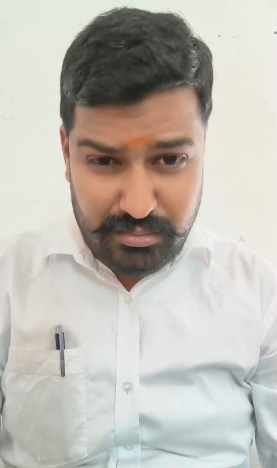 जी-हुजूरी से डीईओ बने विवेक को यह भी पता नहीं, कि विधायक की शिकायत पर शिक्षक को सीधे निलंबित नहीं करते न्यायालय ने 14 दिन में ही दिया स्टे, साथ ही सिखाया पाठ, ऐसे नहीं कर सकते निलंबित शिवपुरी। जिले के पोहरी विकासखंड में पदस्थ शासकीय शिक्षक साकेत पुरोहित को एक वीडियो के फेर में पिछोर विधायक की शिकायत पर जिला शिक्षा अधिकारी विवेक श्रीवास्तव ने निलंबित कर दिया। निलंबन का कारण, शिक्षक की मिमिक्री से अशांति फैलान बताया। साकेत की वो वीडियो तो पूरे देश में वायरल हो गई, तो फिर डीईओ के हिसाब से तो देश में ईरान जैसे हालात बन जाने चाहिए थे। पिछोर निवासी शिक्षक साकेत के निलंबन पर न्यायालय ने स्टे देते हुए जिला शिक्षा अधिकारी को यह नसीहत भी दी है, कि किसी भी शासकीय कर्मचारी को निलंबित करने की एक प्रक्रिया होती है, जिसका पालन करना जरूरी होता है। बिना प्रक्रिया पूरी किए, सीधे ही निलंबित करने का उन्हें कोई अधिकार नहीं है। जीहुजूरी की दम पर शिक्षा विभाग के मुखिया बने विवेक श्रीवास्तव ने शिक्षक साकेत को निलंबित करने के पीछे जो कारण लिखा, वो भी कम चौंकाने वाला नहीं था। उन्होंने तो पिछोर विधायक की शिकायत को सरकार का आदेश मानते हुए निलंबन आदेश में लिखा था कि शिक्षक के ऐसे वीडियो से क्षेत्र में अशांति फैल सकती है। जबकि साकेत का यह वीडियो पूरे देश में न केवल वायरल हो गया, बल्कि विधानसभा में नेता प्रतिपक्ष उमंग सिंघार ने भी इस कार्यवाही को गलत ठहराया। यदि डीईओ के कारण को सही माना जाए, तो अभी तक देश में युद्ध के हालात निर्मित हो जाने चाहिए थे। नियमाविरुद्ध चल रहे प्राइवेट स्कूलों पर चुप्पी एक तरफ जहां डीईओ सत्ताधारी दल के नेताओं के आदेश का इस तरह अक्षरश पालन कर रहे हैं, मानों वो डीईओ नहीं, उनके सेवक हों। जबकि जिला मुख्यालय पर नियम विरुद्ध प्राइवेट स्कूल धड़ल्ले से संचालित हो रहे हैं, लेकिन सांठगांठ के चलते उन पर कोई कार्यवाही नहीं कर रहे। शिवपुरी में कुत्तों का आतंक, 5 को काटा शिवपुरी शहर में आवारा कुत्तों का आतंक सिर चढ़कर बोल रहा है। बीते शुक्रवार की शाम सईसपुरा में 14 वर्षीय किशोरी सायना खान को उस समय एक कुत्ते ने पैर में काट लिया, जब वो बच्चों को दादी के घर छोड़ने के लिए पैदल जा रही थी। सायना के पैर में कुत्ते ने इतना गहरा जख्म दिया कि उसमें दो टांके लगे हैं। बताते हैं कि सायना के बाद उसी कुत्ते ने 4 अन्य बच्चों की भी काटकर लहूलुहान कर दिया। शिवपुरी नपा कुत्तों की नसबंदी का समाचार छपवाने के बाद चुप्पी साधे बैठी है, और शहरवासी दहशतज़दा हैं।