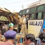 अनियंत्रित होकर यात्री बस सब्जी की दुकानों। व स्टॉल में जा घुसी, 2 गंभीर घायल, बस पर किया पथराव