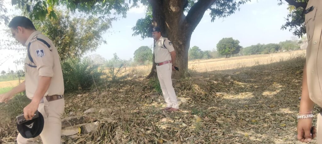 सगाई से एक दिन पहले रात में दुल्हन को भगाने आए प्रेमी को पेड़ से बांधकर पीटा, नाले में मिली लाश