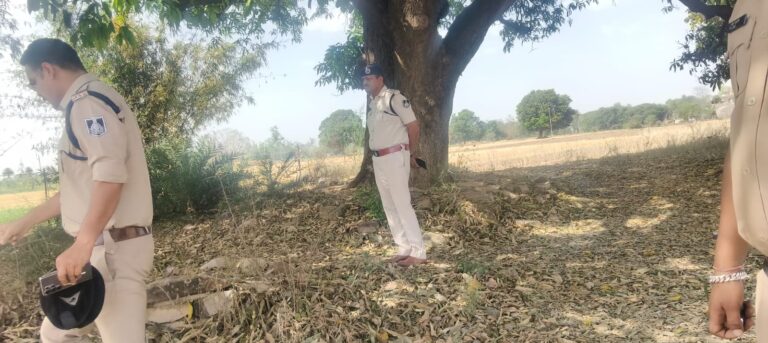 सगाई से एक दिन पहले रात में दुल्हन को भगाने आए प्रेमी को पेड़ से बांधकर पीटा, नाले में मिली लाश