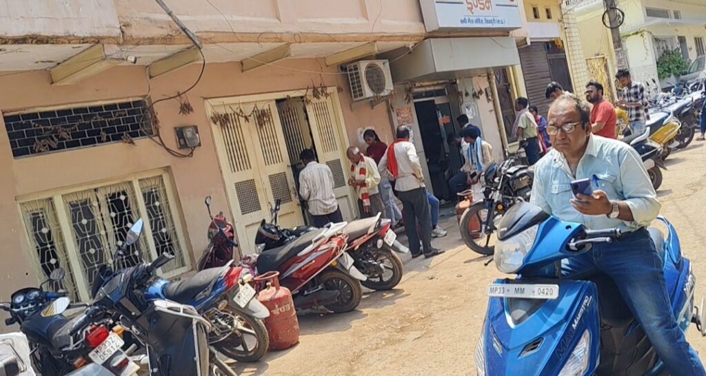 वहां युद्ध खत्म नहीं हो रहा, इधर सिलेंडर के लिए जंग लड़ रही जनता, होम डिलीवरी बंद, एजेंसी के गोदाम से ला रहे रसोई गैस