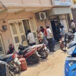 वहां युद्ध खत्म नहीं हो रहा, इधर सिलेंडर के लिए जंग लड़ रही जनता, होम डिलीवरी बंद, एजेंसी के गोदाम से ला रहे रसोई गैस