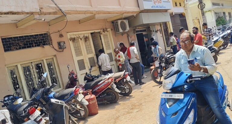 वहां युद्ध खत्म नहीं हो रहा, इधर सिलेंडर के लिए जंग लड़ रही जनता, होम डिलीवरी बंद, एजेंसी के गोदाम से ला रहे रसोई गैस