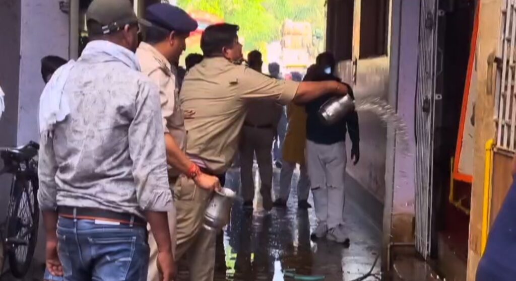 शहर के बीचोबीच होटल में लगी आग, एक घंटे बाद अकेला ड्राइवर दमकल लेकर पहुंचा, उससे पहले कोतवाली पुलिस ने बुझाई आग
