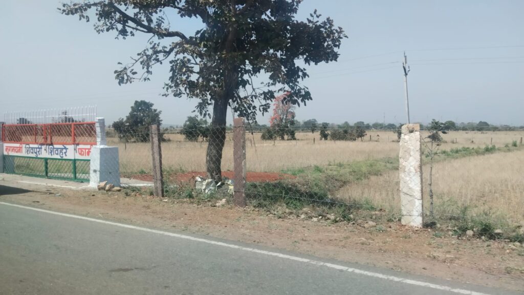 सतनबाड़ा-नरवर रोड पर सड़क के शोल्डर तक किया कब्जा करने से हादसों का खतरा