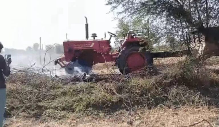 भूसा भरने आए थे राजस्थान से, करंट लगने से महिला व 7 साल के बच्चे की मौत, 2 लोगों ने लगाई फांसी