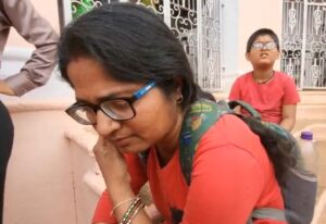 बैंक में जमा 25 लाख, इलाज के लिए भी नहीं मिल रहे, तो आयुष्मान कार्ड ही बनवा दो