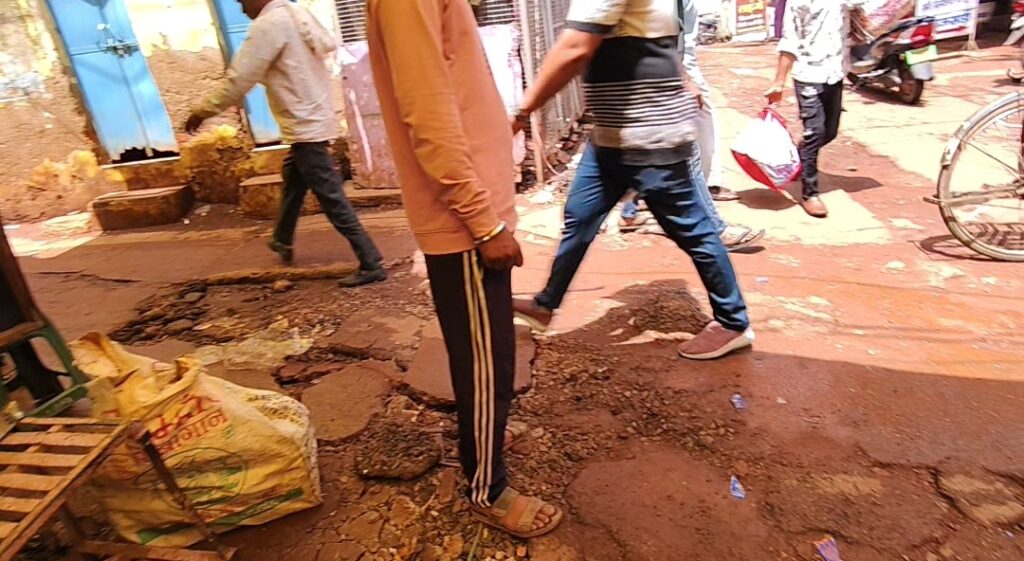 शिवपुरी को आधुनिक पर्यटन नगरी बनाने के दावों की कलई खोलती शहर के मुख्य बाजार की यह तस्वीर