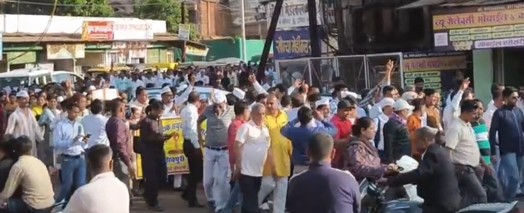 बच्चों की परीक्षा लेने वाले शिक्षक खुद परीक्षा देने को तैयार नहीं, TET के विरोध में निकाली विशाल रैली