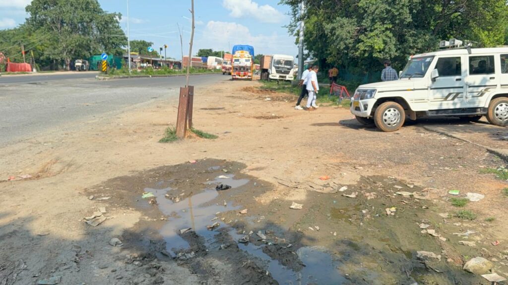 सिकंदरा बैरियर पर कटर ने अपने साथियों के साथ किया आरटीओ स्टाफ पर हमला, महिला प्रभारी के साथ भी हुई मारपीट