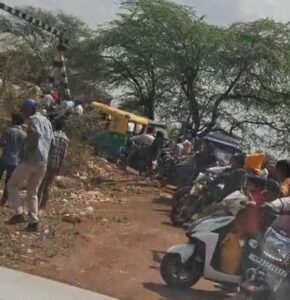 हवा में लटका अधूरा पुल, आधा घंटे तक रेल का फाटक बंद, जान जोखिम में डालकर तोड़ रहे रेलवे के नियम