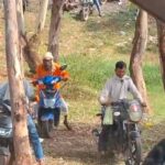 हवा में लटका अधूरा पुल, आधा घंटे तक रेल का फाटक बंद, जान जोखिम में डालकर तोड़ रहे रेलवे के नियम