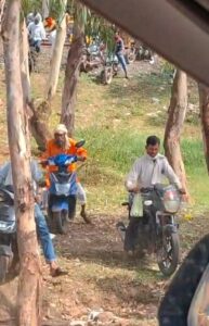 हवा में लटका अधूरा पुल, आधा घंटे तक रेल का फाटक बंद, जान जोखिम में डालकर तोड़ रहे रेलवे के नियम