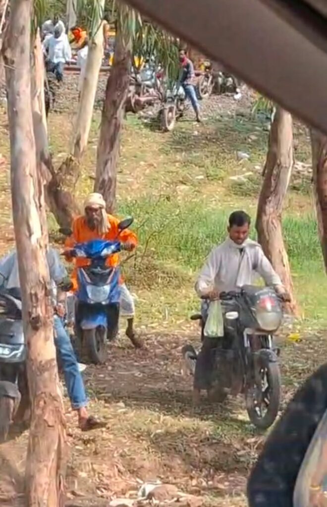 हवा में लटका अधूरा पुल, आधा घंटे तक रेल का फाटक बंद, जान जोखिम में डालकर तोड़ रहे रेलवे के नियम