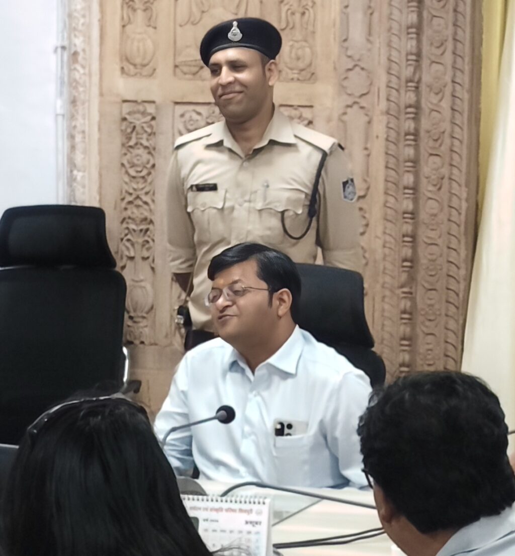 मुझ पर कोई पॉलिटिकल प्रेशर काम नहीं करता: नवागत कलेक्टर अर्पित वर्मा ने की पत्रकारों से मुलाकात