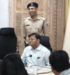 मुझ पर कोई पॉलिटिकल प्रेशर काम नहीं करता: नवागत कलेक्टर अर्पित वर्मा ने की पत्रकारों से मुलाकात