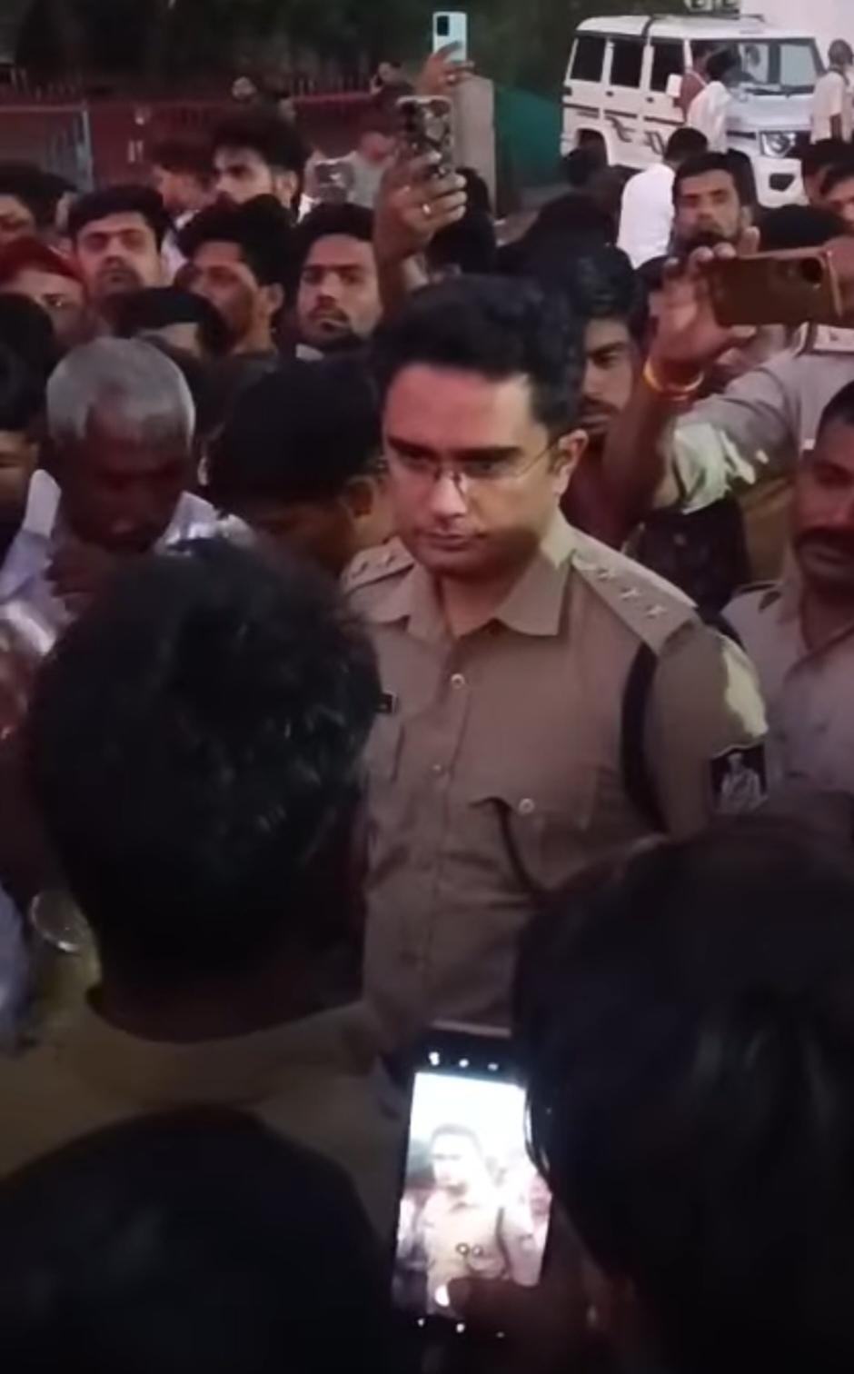 सिकंदरा बैरियर पर बस स्टाफ के साथ मारपीट के बाद लगा 6 घंटे का जाम, फंसे रहे हजारों यात्री व एक सैकड़ा ट्रक