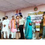 अम्बेडकर जयंती के शासकीय कार्यक्रम में शामिल हुए करेरा विधायक, शिवपुरी सहित अन्य विधायक रहे नदारद सिंधिया समर्थकों में महामंत्री रहे मौजूद, नपाध्यक्ष ने उन्हें भी कार्यकर्ता कहकर किया संबोधित शिवपुरी। डॉ. भीमराव अंबेडकर की जयंती पर मंगलवार को शिवपुरी जिला मुख्यालय के गांधी पार्क स्थित मानस भवन में शासकीय कार्यक्रम आयोजित किया गया। मंच पर मुख्यालय से 54 किमी दूर करेरा के विधायक मौजूद थे, जबकि सिंधिया समर्थक कोई भी विधायक तथा भाजपा जिलाध्यक्ष भी नजर नहीं आए। अभी हाल ही में महामंत्री बने लवलेश जैन का पद भी नपाध्यक्ष भूल गई, तथा उन्हें कार्यकर्ता कहकर संबोधित किया। मंचासीन लोगों को देखकर राजनीतिक गलियारों में कई तरह के कयास लगाए जा रहे हैं। आज दोपहर लगभग 12 बजे से मानस भवन में अंबेडकर जयंती का शासकीय कार्यक्रम शुरू हुआ। जिसमें करेरा विधायक रमेश प्रसाद खटीक, जनपद अध्यक्ष, नपाध्यक्ष एवं महामंत्री के अलावा नवागत कलेक्टर अर्पित वर्मा मौजूद रहे। चूंकि जिला मुख्यालय का कार्यक्रम प्रमुख माना जाता है, जिसमें शिवपुरी सहित अन्य विधायकों की अनुपस्थिति को देखते हुए SD न्यूज ने विधायकों से संपर्क करने का प्रयास किया। शिवपुरी विधायक देवेंद्र जैन ने फोन रिसीव नहीं किया, लेकिन उनके नजदीकी ने बताया कि वो किसी काम से राजस्थान गए हैं। सिंधियानिष्ठ कोलारस विधायक महेंद्र यादव के पीए ने बताया कि खतौरा में ही एक बड़ा कार्यक्रम था, इसलिए विधायक उसी में शामिल हुए। भाजपा जिलाध्यक्ष भी नरवर के किसी कार्यक्रम में शामिल होने की बात सामने आई। हालांकि प्रशासन ने तो सभी जनप्रतिनिधियों को आमंत्रण पत्र भेजे होंगे, लेकिन करेरा विधायक ने ही उसे गंभीरता से स्वीकार किया। कार्यक्रम में विभिन्न शासकीय योजनाओं के हितग्राहियों को लाभ दिया गया, साथ ही स्कूली छात्राओं को साइकिल भी वितरित की गई। यह उठ रहे राजनीतिक सवाल: शिवपुरी जिले में 5 विधायक हैं, जिसमें से पोहरी से कांग्रेस विधायक हैं, जबकि शिवपुरी, करेरा, पिछोर व कोलारस में भाजपा विधायक हैं। इनमें से कोलारस विधायक सिंधियानिष्ठ हैं, जबकि पिछोर फिफ्टी-फिफ्टी तथा शिवपुरी विधायक भी बाहरी रूप से सिंधिया के साथ हैं। करेरा विधायक तोमर गुट के माने जाते हैं, तथा वो लंबे समय तक सिंधिया के कार्यक्रमों से दूरी बनाए हुए थे। राजनीतिक गलियारों में यह चर्चा भी जोरों पर है कि प्रशासनिक उलटफेर से राजनीतिक बदलाव भी नजर आएगा। भूल गईं पद, तो बोल गई कार्यकर्ता उद्बोधन के दौरान नपाध्यक्ष ने मंचासीन लोगों को देखकर लवलेश जैन को महामंत्री कहने की बजाय पार्टी कार्यकर्ता कहकर संबोधित किया। हालांकि जब लवलेश से इस संबंध में पूछा तो वे बोले कि हम कार्यकर्ता पहले हैं, पदाधिकारी तो बाद में हैं।