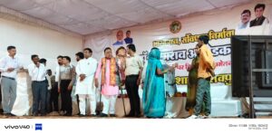 अम्बेडकर जयंती के शासकीय कार्यक्रम में शामिल हुए करेरा विधायक, शिवपुरी सहित अन्य विधायक रहे नदारद सिंधिया समर्थकों में महामंत्री रहे मौजूद, नपाध्यक्ष ने उन्हें भी कार्यकर्ता कहकर किया संबोधित शिवपुरी। डॉ. भीमराव अंबेडकर की जयंती पर मंगलवार को शिवपुरी जिला मुख्यालय के गांधी पार्क स्थित मानस भवन में शासकीय कार्यक्रम आयोजित किया गया। मंच पर मुख्यालय से 54 किमी दूर करेरा के विधायक मौजूद थे, जबकि सिंधिया समर्थक कोई भी विधायक तथा भाजपा जिलाध्यक्ष भी नजर नहीं आए। अभी हाल ही में महामंत्री बने लवलेश जैन का पद भी नपाध्यक्ष भूल गई, तथा उन्हें कार्यकर्ता कहकर संबोधित किया। मंचासीन लोगों को देखकर राजनीतिक गलियारों में कई तरह के कयास लगाए जा रहे हैं। आज दोपहर लगभग 12 बजे से मानस भवन में अंबेडकर जयंती का शासकीय कार्यक्रम शुरू हुआ। जिसमें करेरा विधायक रमेश प्रसाद खटीक, जनपद अध्यक्ष, नपाध्यक्ष एवं महामंत्री के अलावा नवागत कलेक्टर अर्पित वर्मा मौजूद रहे। चूंकि जिला मुख्यालय का कार्यक्रम प्रमुख माना जाता है, जिसमें शिवपुरी सहित अन्य विधायकों की अनुपस्थिति को देखते हुए SD न्यूज ने विधायकों से संपर्क करने का प्रयास किया। शिवपुरी विधायक देवेंद्र जैन ने फोन रिसीव नहीं किया, लेकिन उनके नजदीकी ने बताया कि वो किसी काम से राजस्थान गए हैं। सिंधियानिष्ठ कोलारस विधायक महेंद्र यादव के पीए ने बताया कि खतौरा में ही एक बड़ा कार्यक्रम था, इसलिए विधायक उसी में शामिल हुए। भाजपा जिलाध्यक्ष भी नरवर के किसी कार्यक्रम में शामिल होने की बात सामने आई। हालांकि प्रशासन ने तो सभी जनप्रतिनिधियों को आमंत्रण पत्र भेजे होंगे, लेकिन करेरा विधायक ने ही उसे गंभीरता से स्वीकार किया। कार्यक्रम में विभिन्न शासकीय योजनाओं के हितग्राहियों को लाभ दिया गया, साथ ही स्कूली छात्राओं को साइकिल भी वितरित की गई। यह उठ रहे राजनीतिक सवाल: शिवपुरी जिले में 5 विधायक हैं, जिसमें से पोहरी से कांग्रेस विधायक हैं, जबकि शिवपुरी, करेरा, पिछोर व कोलारस में भाजपा विधायक हैं। इनमें से कोलारस विधायक सिंधियानिष्ठ हैं, जबकि पिछोर फिफ्टी-फिफ्टी तथा शिवपुरी विधायक भी बाहरी रूप से सिंधिया के साथ हैं। करेरा विधायक तोमर गुट के माने जाते हैं, तथा वो लंबे समय तक सिंधिया के कार्यक्रमों से दूरी बनाए हुए थे। राजनीतिक गलियारों में यह चर्चा भी जोरों पर है कि प्रशासनिक उलटफेर से राजनीतिक बदलाव भी नजर आएगा। भूल गईं पद, तो बोल गई कार्यकर्ता उद्बोधन के दौरान नपाध्यक्ष ने मंचासीन लोगों को देखकर लवलेश जैन को महामंत्री कहने की बजाय पार्टी कार्यकर्ता कहकर संबोधित किया। हालांकि जब लवलेश से इस संबंध में पूछा तो वे बोले कि हम कार्यकर्ता पहले हैं, पदाधिकारी तो बाद में हैं।