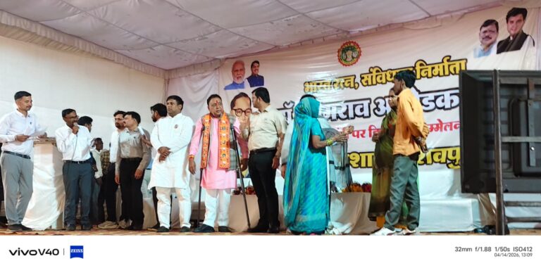 अम्बेडकर जयंती के शासकीय कार्यक्रम में शामिल हुए करेरा विधायक, शिवपुरी सहित अन्य विधायक रहे नदारद सिंधिया समर्थकों में महामंत्री रहे मौजूद, नपाध्यक्ष ने उन्हें भी कार्यकर्ता कहकर किया संबोधित शिवपुरी। डॉ. भीमराव अंबेडकर की जयंती पर मंगलवार को शिवपुरी जिला मुख्यालय के गांधी पार्क स्थित मानस भवन में शासकीय कार्यक्रम आयोजित किया गया। मंच पर मुख्यालय से 54 किमी दूर करेरा के विधायक मौजूद थे, जबकि सिंधिया समर्थक कोई भी विधायक तथा भाजपा जिलाध्यक्ष भी नजर नहीं आए। अभी हाल ही में महामंत्री बने लवलेश जैन का पद भी नपाध्यक्ष भूल गई, तथा उन्हें कार्यकर्ता कहकर संबोधित किया। मंचासीन लोगों को देखकर राजनीतिक गलियारों में कई तरह के कयास लगाए जा रहे हैं। आज दोपहर लगभग 12 बजे से मानस भवन में अंबेडकर जयंती का शासकीय कार्यक्रम शुरू हुआ। जिसमें करेरा विधायक रमेश प्रसाद खटीक, जनपद अध्यक्ष, नपाध्यक्ष एवं महामंत्री के अलावा नवागत कलेक्टर अर्पित वर्मा मौजूद रहे। चूंकि जिला मुख्यालय का कार्यक्रम प्रमुख माना जाता है, जिसमें शिवपुरी सहित अन्य विधायकों की अनुपस्थिति को देखते हुए SD न्यूज ने विधायकों से संपर्क करने का प्रयास किया। शिवपुरी विधायक देवेंद्र जैन ने फोन रिसीव नहीं किया, लेकिन उनके नजदीकी ने बताया कि वो किसी काम से राजस्थान गए हैं। सिंधियानिष्ठ कोलारस विधायक महेंद्र यादव के पीए ने बताया कि खतौरा में ही एक बड़ा कार्यक्रम था, इसलिए विधायक उसी में शामिल हुए। भाजपा जिलाध्यक्ष भी नरवर के किसी कार्यक्रम में शामिल होने की बात सामने आई। हालांकि प्रशासन ने तो सभी जनप्रतिनिधियों को आमंत्रण पत्र भेजे होंगे, लेकिन करेरा विधायक ने ही उसे गंभीरता से स्वीकार किया। कार्यक्रम में विभिन्न शासकीय योजनाओं के हितग्राहियों को लाभ दिया गया, साथ ही स्कूली छात्राओं को साइकिल भी वितरित की गई। यह उठ रहे राजनीतिक सवाल: शिवपुरी जिले में 5 विधायक हैं, जिसमें से पोहरी से कांग्रेस विधायक हैं, जबकि शिवपुरी, करेरा, पिछोर व कोलारस में भाजपा विधायक हैं। इनमें से कोलारस विधायक सिंधियानिष्ठ हैं, जबकि पिछोर फिफ्टी-फिफ्टी तथा शिवपुरी विधायक भी बाहरी रूप से सिंधिया के साथ हैं। करेरा विधायक तोमर गुट के माने जाते हैं, तथा वो लंबे समय तक सिंधिया के कार्यक्रमों से दूरी बनाए हुए थे। राजनीतिक गलियारों में यह चर्चा भी जोरों पर है कि प्रशासनिक उलटफेर से राजनीतिक बदलाव भी नजर आएगा। भूल गईं पद, तो बोल गई कार्यकर्ता उद्बोधन के दौरान नपाध्यक्ष ने मंचासीन लोगों को देखकर लवलेश जैन को महामंत्री कहने की बजाय पार्टी कार्यकर्ता कहकर संबोधित किया। हालांकि जब लवलेश से इस संबंध में पूछा तो वे बोले कि हम कार्यकर्ता पहले हैं, पदाधिकारी तो बाद में हैं।