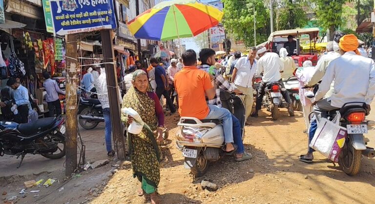 आधुनिक पर्यटन नगरी शिवपुरी के मुख्य बाजार में सड़कें खोदने से शहरवासियों का निकलना हो रहा मुश्किल