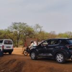 पोहरी रोड रेलवे क्रॉसिंग पर ट्रैफिक बंद करने का नियम ताक पर, वैकल्पिक रास्ता दुर्गम होने से उड़ रहे धूल के गुबार