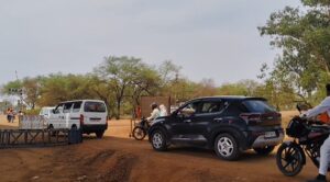 पोहरी रोड रेलवे क्रॉसिंग पर ट्रैफिक बंद करने का नियम ताक पर, वैकल्पिक रास्ता दुर्गम होने से उड़ रहे धूल के गुबार