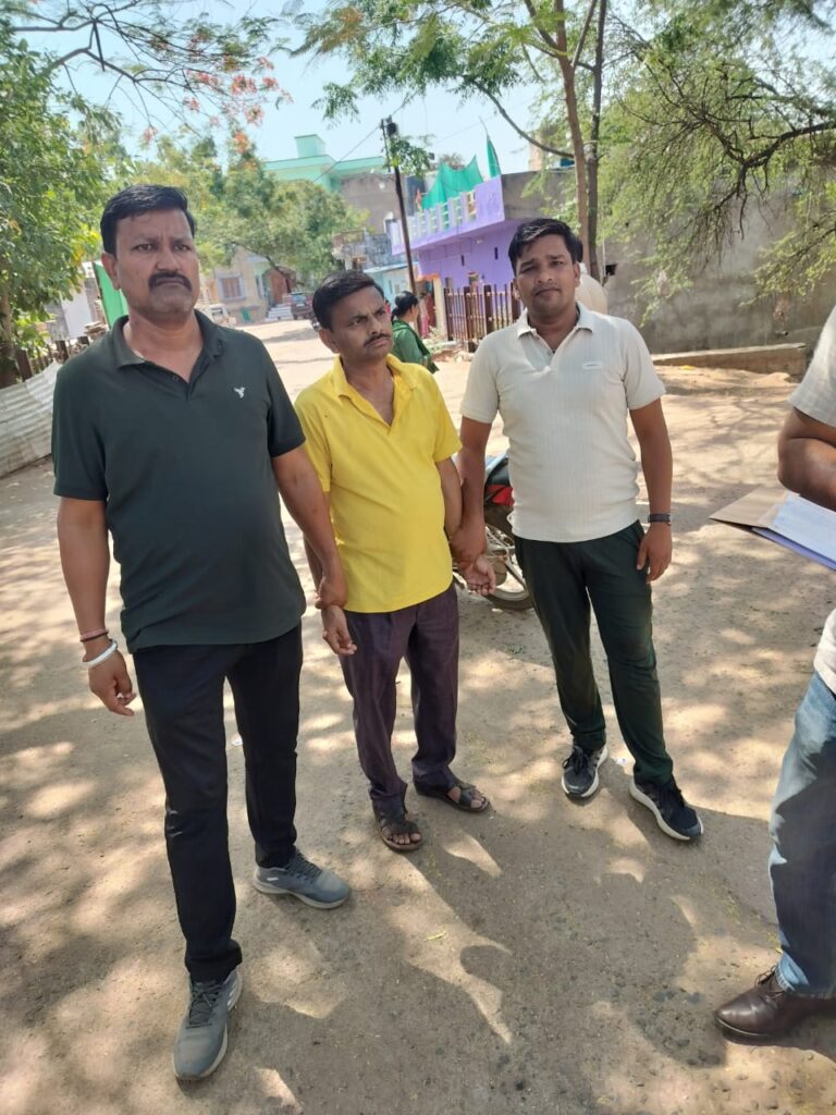 भ्रष्टाचार के लिए कुख्यात नगरपालिका में रिश्वत लेते स्थापना बाबू को लोकायुक्त ने दबोचा