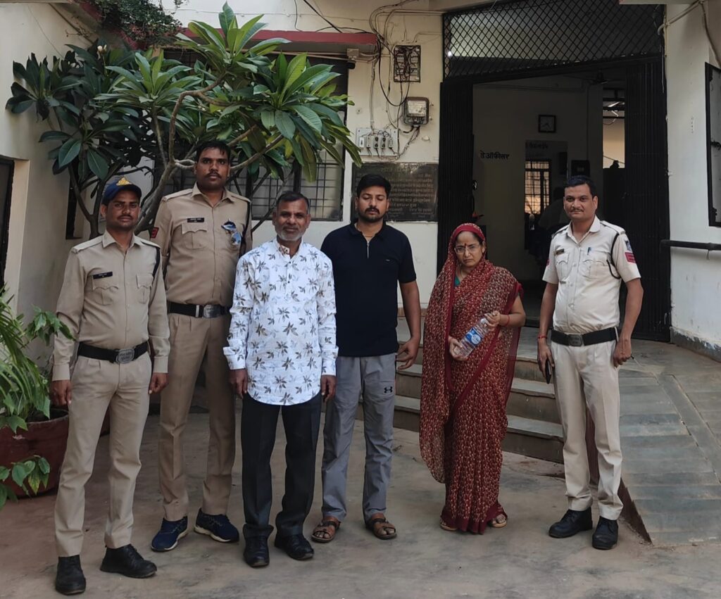 उल्टा पड़ता दिख रहा वास्तुदोष, गुना में पहनी थी माला, अपने घर शिवपुरी में क्या होने वाला..? स्टाफ पर टेलर जमाकर रिश्वतखोरी में लिप्त नपा सीएमओ इशांक धाकड़ पर लटक रहीं कई तलवार शिवपुरी। नगरपालिका शिवपुरी में बरसों पुराने सीएमओ आफिस का गेट वर्तमान सस्पेंडेड सीएमओ इशांक धाकड़ ने वास्तुदोष को दूर करने के लिए पुराने गेट पर दीवार बनवा दी थी। गेट की दिशा बदलने के बाद वास्तुदोष तो दूर नहीं हुआ, लेकिन सीएमओ पर कई सारे दोष लगने के बाद आज तो रिश्वतखोरी का आरोप भी लोकायुक्त ने लगा दिया। नगरपालिका के अधिकारी-कर्मचारियों पर टेलर जमाकर उन्हें सस्पेंड और फिर बहाल करने के एवज में रिश्वत लेने का मामला शनिवार को लोकायुक्त ने ट्रैप कर लिया। लोकायुक्त टीम के प्रभारी का कहना था कि स्थापना बाबू ने सीएमओ के नाम पर ही 60 हजार रुपए की रिश्वत मांगी थी, क्योंकि निलंबित कर्मचारी को बहाल करने का अधिकार सीएमओ को ही है। उन्होंने तो रिकॉर्डिंग आदि सुनने के बाद इस मामले में सीएमओ इशांक धाकड़ का नाम बढ़ने की पूरी संभावना जताई है। महत्वपूर्ण बात यह है कि निलंबित कर्मचारी से रिश्वत लेने का मामला भले ही आज ट्रैप हुआ है, लेकिन इस तरह की वसूली सफाई कर्मचारियों तक से की गई, जिसकी चर्चा नगरपालिका में सरगर्म रहीं। यह भी लटक रहीं तलवारें: - भ्रष्टाचार अधिनियम के मामले में शासन ने निलंबित कर दिया। जबलपुर हाईकोर्ट से स्टे पर वापस आए। - महज 17 लाख में गांधी पार्क में मेला लगवा कर 61 लाख में लगने वाले शिवपुरी के सिद्धेश्वर मेले की परंपरा को खत्म करने का आरोप। - भ्रष्टाचार अधिनियम के जिस मामले में ठेकेदार व दो इंजीनियर जेल होकर आए, उसमें सीएमओ व अध्यक्ष का नाम जुड़ने का खतरा भी बना हुआ है।