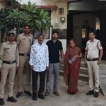 उल्टा पड़ता दिख रहा वास्तुदोष, गुना में पहनी थी माला, अपने घर शिवपुरी में क्या होने वाला..? स्टाफ पर टेलर जमाकर रिश्वतखोरी में लिप्त नपा सीएमओ इशांक धाकड़ पर लटक रहीं कई तलवार शिवपुरी। नगरपालिका शिवपुरी में बरसों पुराने सीएमओ आफिस का गेट वर्तमान सस्पेंडेड सीएमओ इशांक धाकड़ ने वास्तुदोष को दूर करने के लिए पुराने गेट पर दीवार बनवा दी थी। गेट की दिशा बदलने के बाद वास्तुदोष तो दूर नहीं हुआ, लेकिन सीएमओ पर कई सारे दोष लगने के बाद आज तो रिश्वतखोरी का आरोप भी लोकायुक्त ने लगा दिया। नगरपालिका के अधिकारी-कर्मचारियों पर टेलर जमाकर उन्हें सस्पेंड और फिर बहाल करने के एवज में रिश्वत लेने का मामला शनिवार को लोकायुक्त ने ट्रैप कर लिया। लोकायुक्त टीम के प्रभारी का कहना था कि स्थापना बाबू ने सीएमओ के नाम पर ही 60 हजार रुपए की रिश्वत मांगी थी, क्योंकि निलंबित कर्मचारी को बहाल करने का अधिकार सीएमओ को ही है। उन्होंने तो रिकॉर्डिंग आदि सुनने के बाद इस मामले में सीएमओ इशांक धाकड़ का नाम बढ़ने की पूरी संभावना जताई है। महत्वपूर्ण बात यह है कि निलंबित कर्मचारी से रिश्वत लेने का मामला भले ही आज ट्रैप हुआ है, लेकिन इस तरह की वसूली सफाई कर्मचारियों तक से की गई, जिसकी चर्चा नगरपालिका में सरगर्म रहीं। यह भी लटक रहीं तलवारें: - भ्रष्टाचार अधिनियम के मामले में शासन ने निलंबित कर दिया। जबलपुर हाईकोर्ट से स्टे पर वापस आए। - महज 17 लाख में गांधी पार्क में मेला लगवा कर 61 लाख में लगने वाले शिवपुरी के सिद्धेश्वर मेले की परंपरा को खत्म करने का आरोप। - भ्रष्टाचार अधिनियम के जिस मामले में ठेकेदार व दो इंजीनियर जेल होकर आए, उसमें सीएमओ व अध्यक्ष का नाम जुड़ने का खतरा भी बना हुआ है।