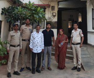 उल्टा पड़ता दिख रहा वास्तुदोष, गुना में पहनी थी माला, अपने घर शिवपुरी में क्या होने वाला..? स्टाफ पर टेलर जमाकर रिश्वतखोरी में लिप्त नपा सीएमओ इशांक धाकड़ पर लटक रहीं कई तलवार शिवपुरी। नगरपालिका शिवपुरी में बरसों पुराने सीएमओ आफिस का गेट वर्तमान सस्पेंडेड सीएमओ इशांक धाकड़ ने वास्तुदोष को दूर करने के लिए पुराने गेट पर दीवार बनवा दी थी। गेट की दिशा बदलने के बाद वास्तुदोष तो दूर नहीं हुआ, लेकिन सीएमओ पर कई सारे दोष लगने के बाद आज तो रिश्वतखोरी का आरोप भी लोकायुक्त ने लगा दिया। नगरपालिका के अधिकारी-कर्मचारियों पर टेलर जमाकर उन्हें सस्पेंड और फिर बहाल करने के एवज में रिश्वत लेने का मामला शनिवार को लोकायुक्त ने ट्रैप कर लिया। लोकायुक्त टीम के प्रभारी का कहना था कि स्थापना बाबू ने सीएमओ के नाम पर ही 60 हजार रुपए की रिश्वत मांगी थी, क्योंकि निलंबित कर्मचारी को बहाल करने का अधिकार सीएमओ को ही है। उन्होंने तो रिकॉर्डिंग आदि सुनने के बाद इस मामले में सीएमओ इशांक धाकड़ का नाम बढ़ने की पूरी संभावना जताई है। महत्वपूर्ण बात यह है कि निलंबित कर्मचारी से रिश्वत लेने का मामला भले ही आज ट्रैप हुआ है, लेकिन इस तरह की वसूली सफाई कर्मचारियों तक से की गई, जिसकी चर्चा नगरपालिका में सरगर्म रहीं। यह भी लटक रहीं तलवारें: - भ्रष्टाचार अधिनियम के मामले में शासन ने निलंबित कर दिया। जबलपुर हाईकोर्ट से स्टे पर वापस आए। - महज 17 लाख में गांधी पार्क में मेला लगवा कर 61 लाख में लगने वाले शिवपुरी के सिद्धेश्वर मेले की परंपरा को खत्म करने का आरोप। - भ्रष्टाचार अधिनियम के जिस मामले में ठेकेदार व दो इंजीनियर जेल होकर आए, उसमें सीएमओ व अध्यक्ष का नाम जुड़ने का खतरा भी बना हुआ है।