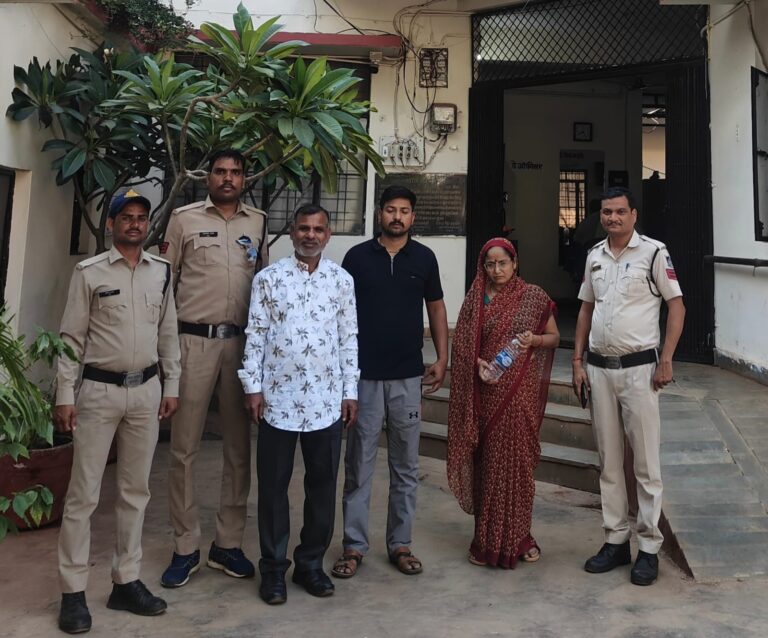 उल्टा पड़ता दिख रहा वास्तुदोष, गुना में पहनी थी माला, अपने घर शिवपुरी में क्या होने वाला..? स्टाफ पर टेलर जमाकर रिश्वतखोरी में लिप्त नपा सीएमओ इशांक धाकड़ पर लटक रहीं कई तलवार शिवपुरी। नगरपालिका शिवपुरी में बरसों पुराने सीएमओ आफिस का गेट वर्तमान सस्पेंडेड सीएमओ इशांक धाकड़ ने वास्तुदोष को दूर करने के लिए पुराने गेट पर दीवार बनवा दी थी। गेट की दिशा बदलने के बाद वास्तुदोष तो दूर नहीं हुआ, लेकिन सीएमओ पर कई सारे दोष लगने के बाद आज तो रिश्वतखोरी का आरोप भी लोकायुक्त ने लगा दिया। नगरपालिका के अधिकारी-कर्मचारियों पर टेलर जमाकर उन्हें सस्पेंड और फिर बहाल करने के एवज में रिश्वत लेने का मामला शनिवार को लोकायुक्त ने ट्रैप कर लिया। लोकायुक्त टीम के प्रभारी का कहना था कि स्थापना बाबू ने सीएमओ के नाम पर ही 60 हजार रुपए की रिश्वत मांगी थी, क्योंकि निलंबित कर्मचारी को बहाल करने का अधिकार सीएमओ को ही है। उन्होंने तो रिकॉर्डिंग आदि सुनने के बाद इस मामले में सीएमओ इशांक धाकड़ का नाम बढ़ने की पूरी संभावना जताई है। महत्वपूर्ण बात यह है कि निलंबित कर्मचारी से रिश्वत लेने का मामला भले ही आज ट्रैप हुआ है, लेकिन इस तरह की वसूली सफाई कर्मचारियों तक से की गई, जिसकी चर्चा नगरपालिका में सरगर्म रहीं। यह भी लटक रहीं तलवारें: - भ्रष्टाचार अधिनियम के मामले में शासन ने निलंबित कर दिया। जबलपुर हाईकोर्ट से स्टे पर वापस आए। - महज 17 लाख में गांधी पार्क में मेला लगवा कर 61 लाख में लगने वाले शिवपुरी के सिद्धेश्वर मेले की परंपरा को खत्म करने का आरोप। - भ्रष्टाचार अधिनियम के जिस मामले में ठेकेदार व दो इंजीनियर जेल होकर आए, उसमें सीएमओ व अध्यक्ष का नाम जुड़ने का खतरा भी बना हुआ है।