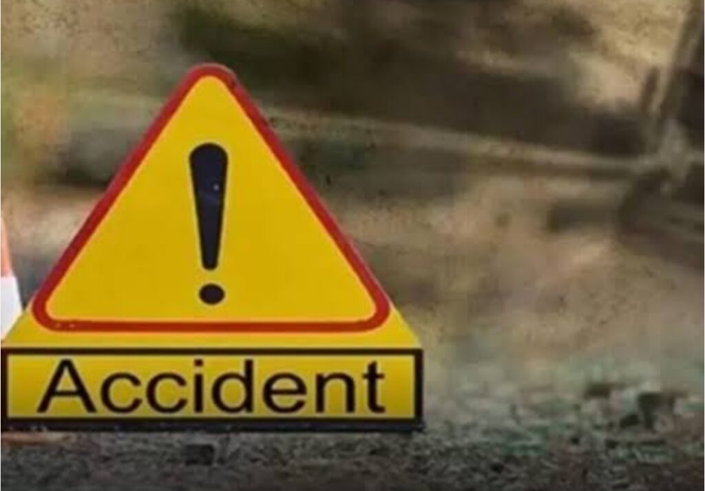 शादी के गए दो युवक वापस घर नहीं लौटे, एक कि मां तो दूसरे की पत्नी लड़ रहीं जिंदगी की जंग घर की छत के लिए ला रहा सेंटिंग मटेरियल, ट्रेक्टर खाई में पलटने से दबकर मरा युवक शिवपुरी। बीते शनिवार को हुए तीन सड़क हादसों में तीन लोगों ने अपनी जान गंवा दी, जबकि दो लोग जिंदगी की जंग लड़ रहे हैं। इनमें दो व्यक्ति तो शादी समारोह से लौट रहे थे, जबकि तीसरा युवक अपने घर की छत डालने के लिए सामान लेकर आ रहा था। शनिवार की रात लगभग 12.30 बजे कठमई तिराहे के पास बाइक में अज्ञात वाहन ने टक्कर मार दी। जिसमें बाइक सवार 25 वर्षीय अभिषेक परिहार की मौके पर ही मौत हो गई, जबकि उसकी मां रामबाई गभीर रूप से घायल हो गई। यह दोनों मां -बेटा सतनबाड़ा के ग्राम कांकर में आयोजित शादी समारोह से वापस अपने घर बडौदी शिवपुरी आ रहे थे। घायल मां का इलाज मेडिकल कॉलेज में चल रहा है। इससे पूर्व शनिवार की रात 8.15 बजे कोलारस थाना क्षेत्र में गांधी पेट्रोल पंप के पास एक रोंग साइड आ रही ट्रेक्टर ट्रॉली में बाइक में टक्कर मार दी। इस हादसे में बाइक सवार 38 वर्षीय अर्जुन रावत की मौत हो गई, जबकि उसकी पत्नी इकलेश रावत गम्भीर रूप से घायल हो गई। उन्हें भी मेडिकल कॉलेज में भर्ती कराया गया है। बाइक सवार दंपत्ति कुलवारा गांव के रहने वाले हैं तथा बाइक से म्याना के सुआटोर में शादी समारोह में शामिल होने जा रहे थे। ट्रॉली के नीचे दबने से मौत शनिवार की रात इंदार गांव के पास सेटिंग मटेरियल से भरी एक ट्रेक्टर ट्रॉली सड़क किनारे खाई में जाकर पलट गई। इस हादसे 33 वर्षीय कृष्णवीर लोधी की दर्दनाक मौत हो गई। कृष्णवीर उक्त सेटिंग का सामान अपने जीजा के घर ईसागढ़ से खरेह गांव में ला रहा था।