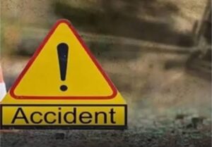 शादी के गए दो युवक वापस घर नहीं लौटे, एक कि मां तो दूसरे की पत्नी लड़ रहीं जिंदगी की जंग घर की छत के लिए ला रहा सेंटिंग मटेरियल, ट्रेक्टर खाई में पलटने से दबकर मरा युवक शिवपुरी। बीते शनिवार को हुए तीन सड़क हादसों में तीन लोगों ने अपनी जान गंवा दी, जबकि दो लोग जिंदगी की जंग लड़ रहे हैं। इनमें दो व्यक्ति तो शादी समारोह से लौट रहे थे, जबकि तीसरा युवक अपने घर की छत डालने के लिए सामान लेकर आ रहा था। शनिवार की रात लगभग 12.30 बजे कठमई तिराहे के पास बाइक में अज्ञात वाहन ने टक्कर मार दी। जिसमें बाइक सवार 25 वर्षीय अभिषेक परिहार की मौके पर ही मौत हो गई, जबकि उसकी मां रामबाई गभीर रूप से घायल हो गई। यह दोनों मां -बेटा सतनबाड़ा के ग्राम कांकर में आयोजित शादी समारोह से वापस अपने घर बडौदी शिवपुरी आ रहे थे। घायल मां का इलाज मेडिकल कॉलेज में चल रहा है। इससे पूर्व शनिवार की रात 8.15 बजे कोलारस थाना क्षेत्र में गांधी पेट्रोल पंप के पास एक रोंग साइड आ रही ट्रेक्टर ट्रॉली में बाइक में टक्कर मार दी। इस हादसे में बाइक सवार 38 वर्षीय अर्जुन रावत की मौत हो गई, जबकि उसकी पत्नी इकलेश रावत गम्भीर रूप से घायल हो गई। उन्हें भी मेडिकल कॉलेज में भर्ती कराया गया है। बाइक सवार दंपत्ति कुलवारा गांव के रहने वाले हैं तथा बाइक से म्याना के सुआटोर में शादी समारोह में शामिल होने जा रहे थे। ट्रॉली के नीचे दबने से मौत शनिवार की रात इंदार गांव के पास सेटिंग मटेरियल से भरी एक ट्रेक्टर ट्रॉली सड़क किनारे खाई में जाकर पलट गई। इस हादसे 33 वर्षीय कृष्णवीर लोधी की दर्दनाक मौत हो गई। कृष्णवीर उक्त सेटिंग का सामान अपने जीजा के घर ईसागढ़ से खरेह गांव में ला रहा था।