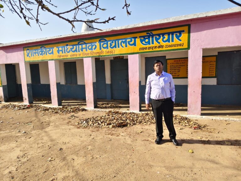 सुबह 7:30 बजे का स्कूल, 8 बजे पहुंचे कलेक्टर, मिला ताला, डीईओ को नोटिस