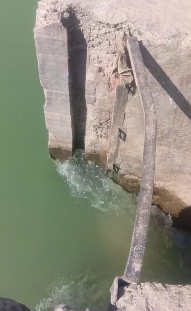 कोलारस विधानसभा में रेत के लिए जीवन छीनने पर उतारू माफिया: स्टॉप डैम के गेट खोलकर नदी कर दी खाली